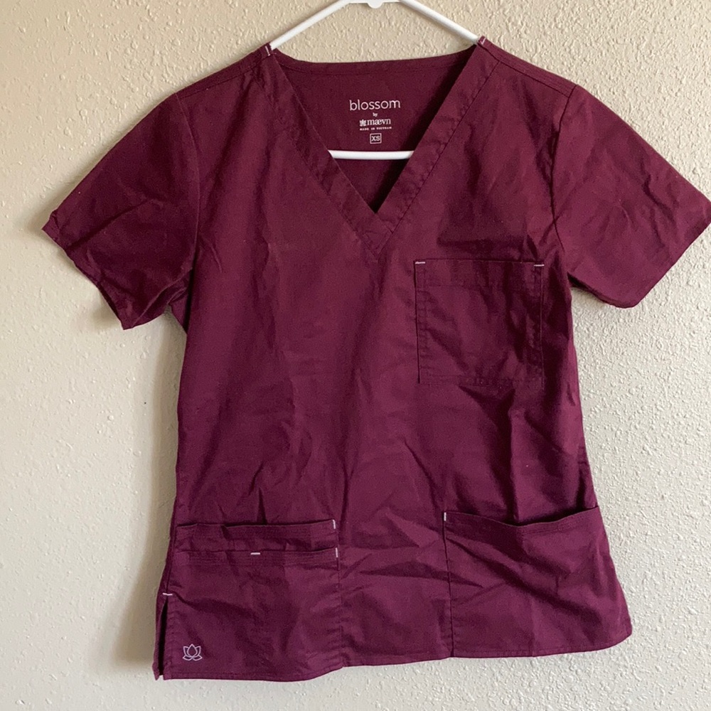 Maevn XS maroon scrub top